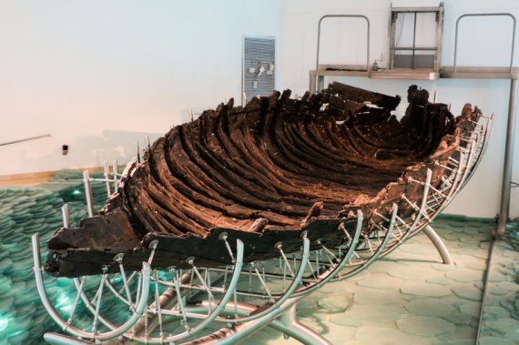 2000 year-old fishing boat found at Sea of Galilee 1986 (drblyisrael15.wordpress.com)